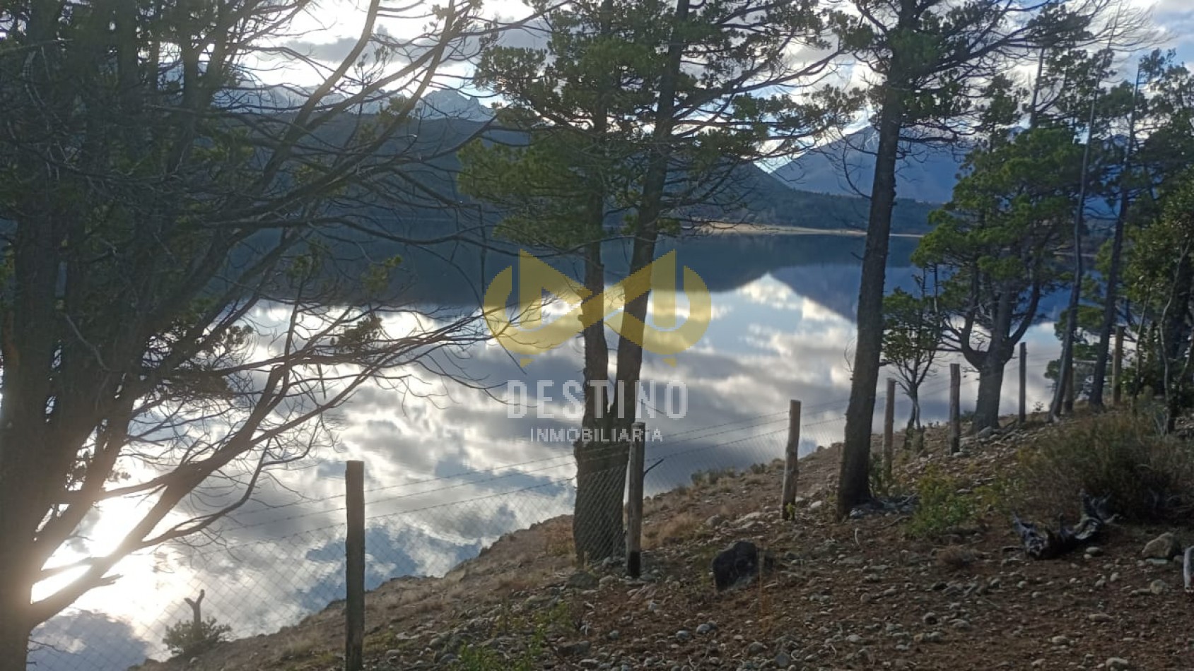 ¡HERMOSA PROPIEDAD CON COSTA DE LAGO EN CHOLILA!